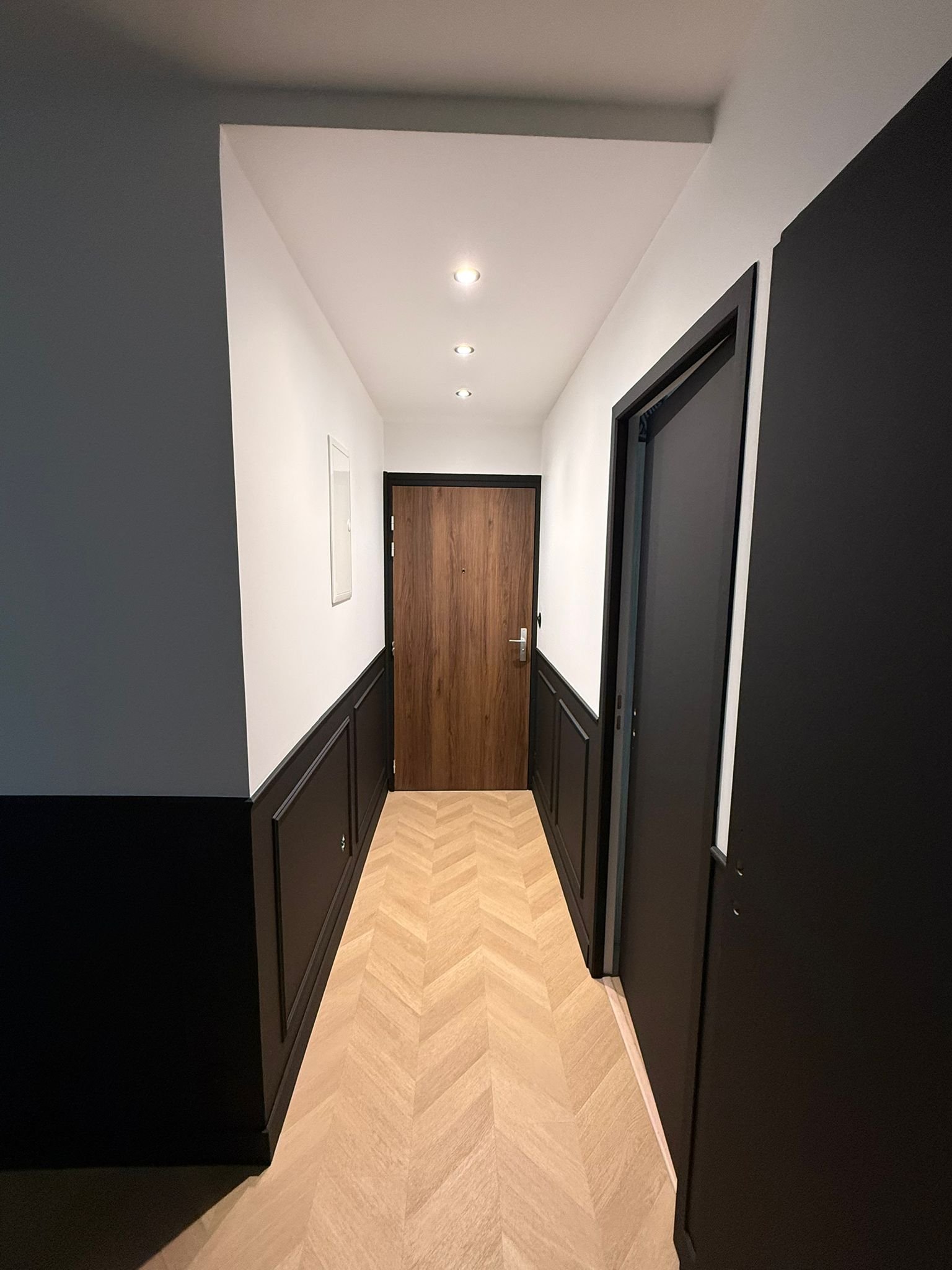 Couloir après — soubassement noir, peinture bicolore