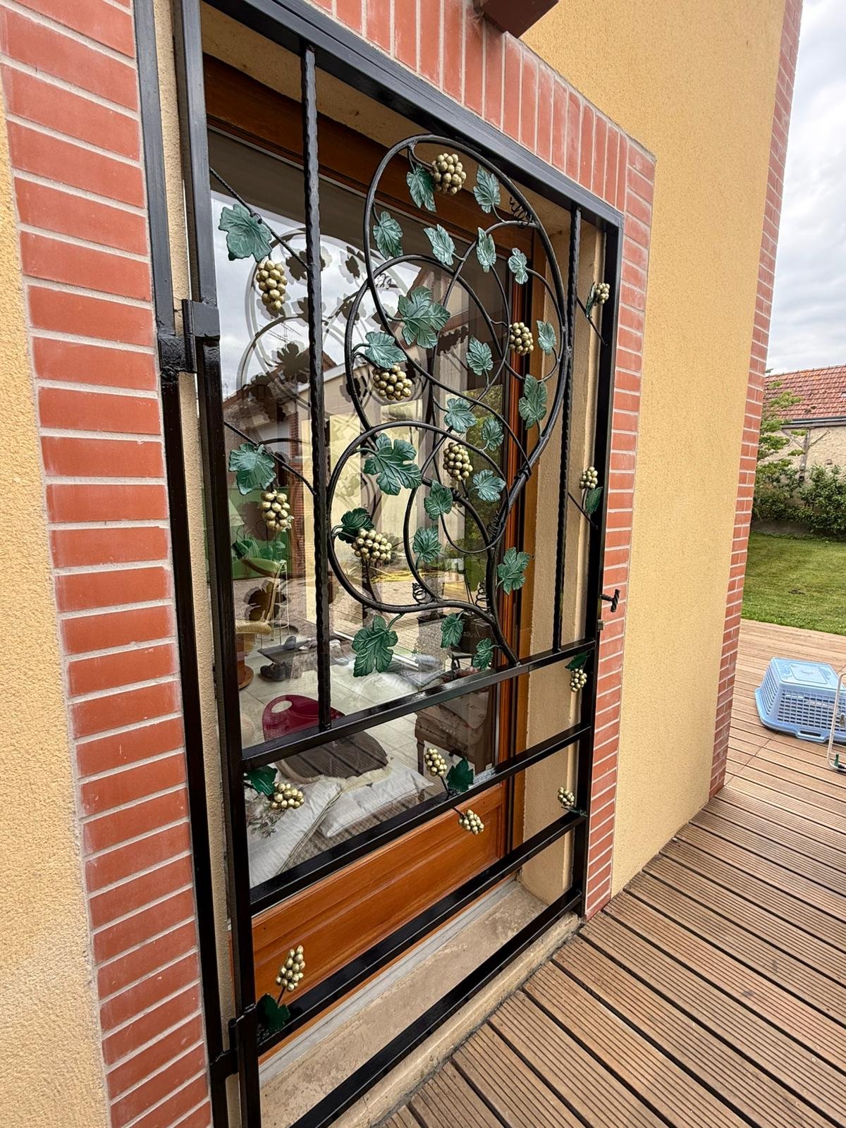Grille ferronnerie après — feuilles de vigne repeintes