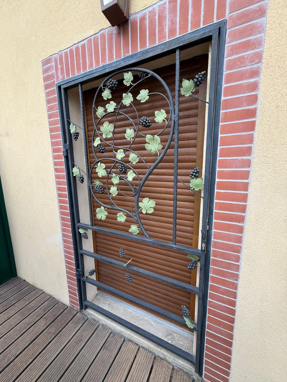 Grille ferronnerie avant — peinture à reprendre