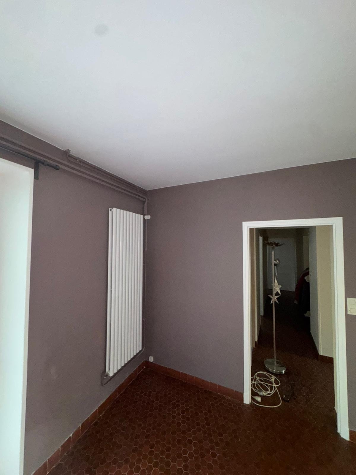 Pièce livrée — plafond et murs finis